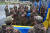 우크라이나 군인들이 지난달 31일 우크라이나 서부 리비우의 공동묘지에서 동부 전선에서 사망한 우크라이나 군인 관 옆에 서서 장례식을 치르고 있다. AFP=연합뉴스