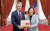 8일 차이잉원(오른쪽) 대만 총통이 마이클 매콜 미 하원 외교위원장을 만나 기념 촬영을 하고 있다. 로이터=연합뉴스