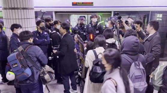 지옥철 유보?…전장연 지하철 탑승 시위, 5월 초까지 안 열린다