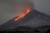 8일(현지시간) 러시아 극동 캄차카반도에 있는 베지미안니 화산이 분화해 용암과 화산재가 보이고 있다. AP=연합뉴스