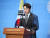 더불어민주당 오영환 의원이 10일 오전 국회에서 기자회견을 열고 22대 총선 불출마 선언을 하고 있다. 연합뉴스