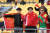 중국 축구 팬들이 지난달 26일 뉴질랜드 웰링턴에서 열렸던 중국과 뉴질랜드의 친선 축구 경기를 앞두고 중국 깃발로 자국팀을 응원하고 있다.[AFP=연합]