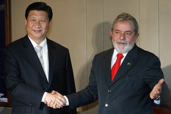 지난 2009년 당시 시진핑 중국 국가부주석이 브라질을 방문, 룰라 대통령과 인사나누는 모습. AFP=연합뉴스