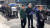 8일 오전(현지시간) 미국 뉴욕한인교회에서 황기환 지사 추모식을 마친 교민들이 유해를 국내로 봉송하고 있다. 사진 국가보훈처