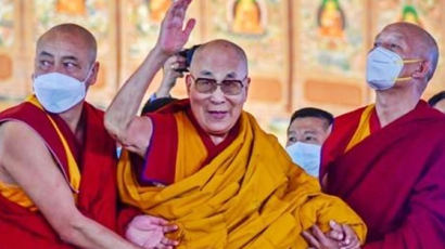 소년에 입 맞춘 뒤 "내 혀를 빨 수 있나"…달라이 라마 논란