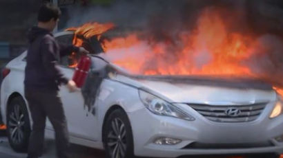"나도 쌍둥이 아빠지만…" 불길 휩싸인 車 운전자 구조한 남성