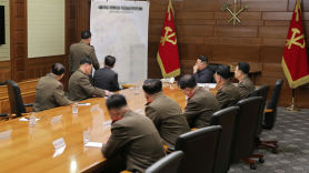 김정은 "핵 공세적 확대"…한국 지도 펼쳐놓고 콕 찍은 곳