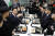 김기현 국민의힘 대표(왼쪽 셋째)가 지난달 28일 경희대학교 서울캠퍼스에서 '천원의 아침밥'을 먹으며 학생들과 대화하고 있다. 오른쪽 셋째는 박대출 정책위의장. 연합뉴스