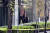 10일(현지시각) 루이빌의 올드 내셔널 은행 건물 밖에 경찰이 서 있다. AP=연합뉴스