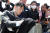 지난달 31일 오전 광주 북구 운정동 국립5·18민주묘지에서 전두환 전 대통령의 손자 전우원씨(27)가 오월 영령에 참배하고 있다. 뉴스1