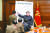 김정은 국무위원장이 10일 열린 노동당 중앙군사위원회 확대회의에서 남측 지역이 담긴 지도를 가리키며 군 간부들에게 지시를 하는 모습. 노동신문, 뉴스1
