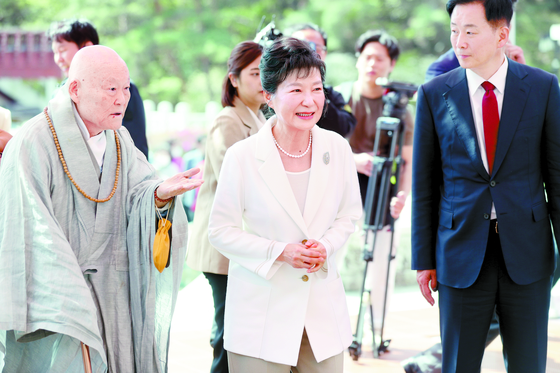 박근혜 전 대통령이 11일 오전 대구 동구 팔공총림 동화사를 찾아 통일대불로 향하고 있다. 뉴스1