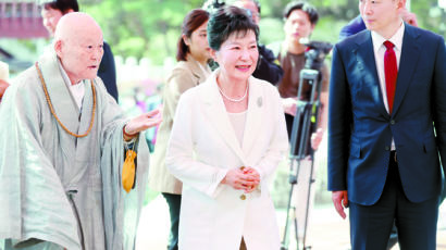 귀향 1년, 동화사 찾은 박근혜…지지자 "대통령 다시 하이소" 