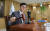 이창용 한국은행 총재가 11일 서울 중구 한국은행에서 열린 금융통화위원회에서 의사봉을 두드리고 있다. 연합뉴스