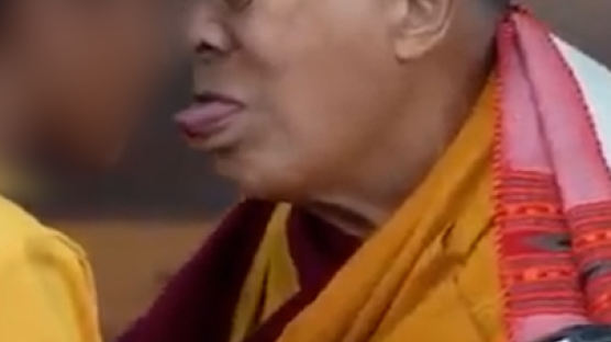 소년에 입 맞춘 뒤 "내 혀를 빨 수 있나"…달라이 라마 논란