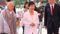 ‘흰옷에 올림머리’ 박 전 대통령 첫 외출 “국민 보니 반가워”