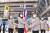 도쿄 올림픽 참가를 앞둔 태국 선수들이 수완나품 공항에서 LG전자의 2세대 전자식 마스크를 쓰고 있다. 정작 비슷한 시기 출국한 '배구 여제' 김연경 선수 등 국가대표 선수들은 일반 마스크를 착용했다. [사진 LG전자] [사진 LG전자]