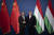 빅토르 오르반(오른쪽) 헝가리 총리가 2월 19일 헝가리 부다페스트에 있는 자신의 집무실에서 왕이 중국 공산당 중앙정치국 위원을 접견했다. EPA=연합뉴스