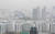 황사가 짙은 13일 오후 서울 용산구 남산에서 바라본 아파트 단지의 모습. 뉴스1