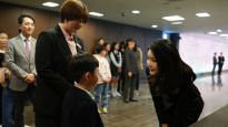 "한 나라의 품격은…" 김건희 여사 순직 군경 자녀 만나 한 말 