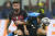 나폴리 김민재(오른쪽)가 13일 유럽 챔피언스리그 8강 1차전에서 몸을 던져 AC밀란의 지루(왼쪽)를 막고 있다. AP=연합뉴스