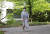 나루히토 일왕과 마사코 황후의 딸인 일본의 아이코 공주가 12일 일본 도쿄의 가쿠슈인 대학의 강좌에 참석하기 위해 걸어가고 있다. AP=연합뉴스