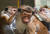 스리랑카 정부가 13일(현지시간) 스리랑카산 토크 마카크 원숭이 10만 마리를 중국에 수출할 지 검토하고 있다고 밝혔다. 사진은 베를린 동물원에서 서로의 털을 골라주고 있는 토크 마카크 원숭이. AFP