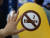 지난해 10월 23일 오후 서울 송파구 올림픽공원에서 열린 담배 없는 폐(肺)스티벌에서 한 시민이 노담 캐릭터와 하이파이브를 하고 있다.  이번 행사는 MZ 세대를 대상으로 흡연예방 문화를 확산하기 위해 기획됐다. 뉴스1