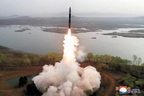 터널 나온 '고체 ICBM' 호숫가서 '쾅'…北, 기습능력 과시했다