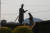강화도의 교산교회 앞에는 존스 선교사가 배 위에서 세례를 주는 선상세례 동상이 세워져 있다. 백성호 기자