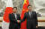 하야시 요시마사 일본 외무상(왼쪽)이 4월 2일 중국 베이징 댜오위타이 국빈관에서 친강 중국 외교부장을 만난 모습. 회담에서 일본인 제약 회사 임원 구속이 쟁점 중 하나로 떠올랐다. 로이터=연합뉴스 