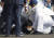 15일 오전 11시 40분경 일본 와카야마시 항구에서 열릴 예정이었던 기시다 후미오 일본 총리 연설 직전 폭발물을 던진 것으로 보이는 용의자가 현장에서 경찰에 의해 제압되고 있다. 연합뉴스