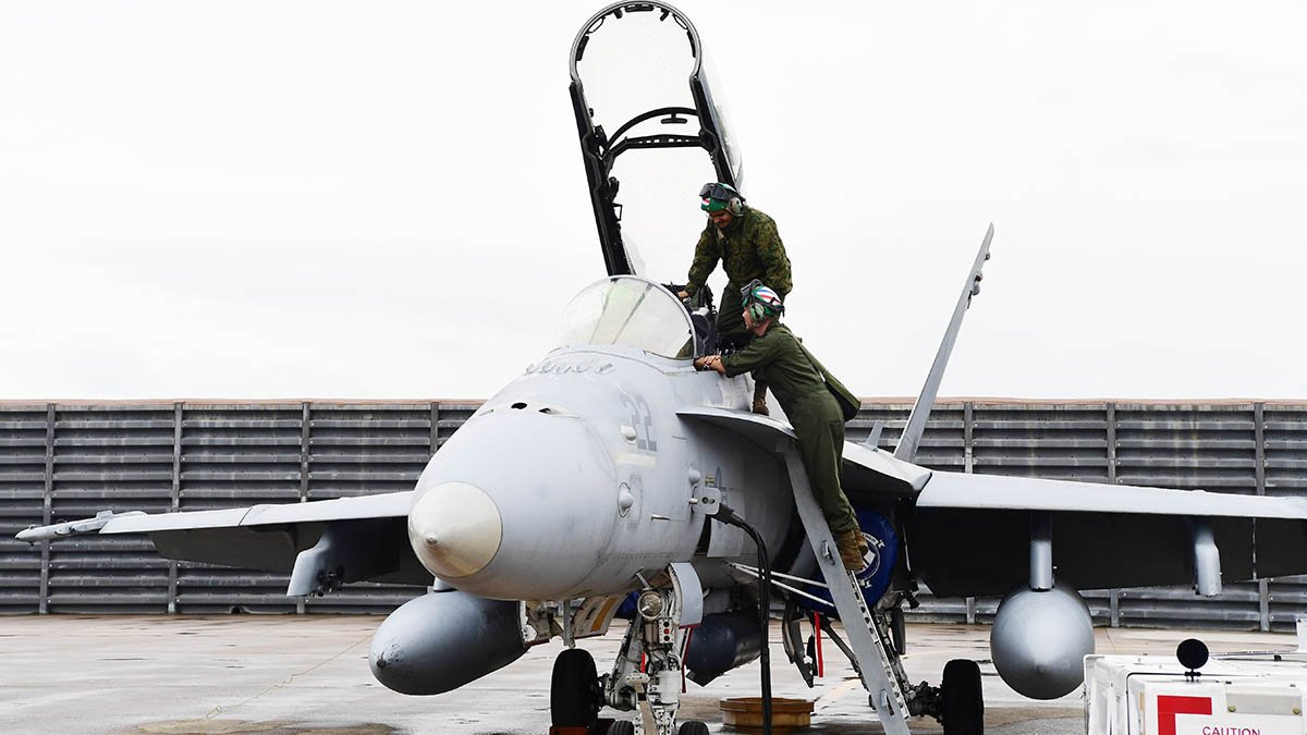 연합 편대군 종합훈련 참가를 위해 광주기지에 전개한 美 해병대 FA-18 전투기를 美 정비사가 점검하고 있다. 사진 공군