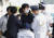 지난 15일 일본 와카야마시 사이카자키 항구에서 체포되고 있는 용의자 기무라 류지(24). 로이터=연합뉴스