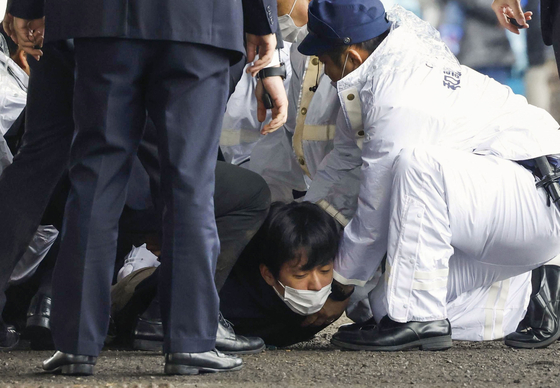 유세 노린 범인, 아베 피습과 닮았다…일본스러웠던 기시다 테러