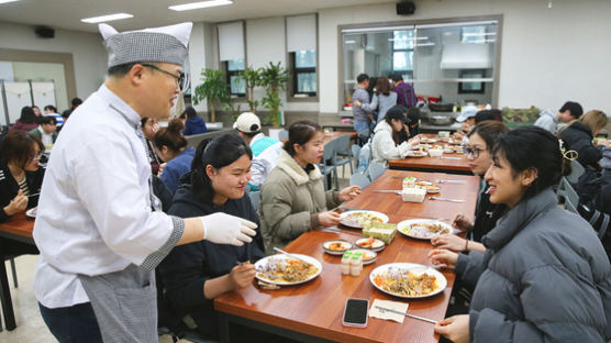 조리사 자격증까지 딴 교수…18년째 매주 200명씩 유학생 초대