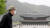 황사로 미세먼지 경보가 연일 이어진 지난 13일 서울 종로구 광화문광장에서 마스크를 착용한 시민들이 거리를 걷고 있다. 뉴스1