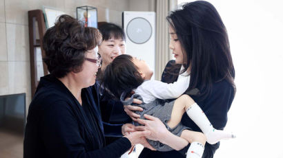 김여사 유공자 자녀 포옹 비판에…보훈처장 “보훈은 진영싸움 수단 아냐”