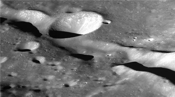 과학기술정보통신부와 한국항공우주연구원이 다누리가 촬영한 달 뒷면 고해상도 영상을 12일 공개했다. 사진은 다누리가 촬영한 달 뒷면 슈뢰딩거 계곡(영상폭 50km). 사진 한국항공우주연구원=연합뉴스