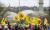 반핵 활동가들이 15일 독일 남서부 바뎀뷔르템베르크주 네카베스트하임에 있는 원전 앞에서 가동 중단에 환호하고 있다. AP=연합뉴스