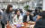 지난 12일 대전 서구 목원대 채플(대학교회) 1층 식당에서 이효림 교수(왼쪽)가 외국인 유학생들과 대화를 나누고 있다. [사진 목원대]