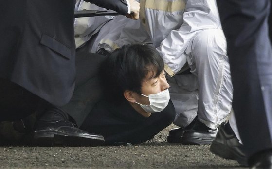15일 일본 서부 와카야마현의 한 항구에서 폭발물을 던진 24살 남성 기무라 류지(木村隆二)이 땅에 쓰러져 있다. 기시다 후미오 총리는 현장에서 대피했고 인명피해는 발생하지 않았다. AP=연합뉴스