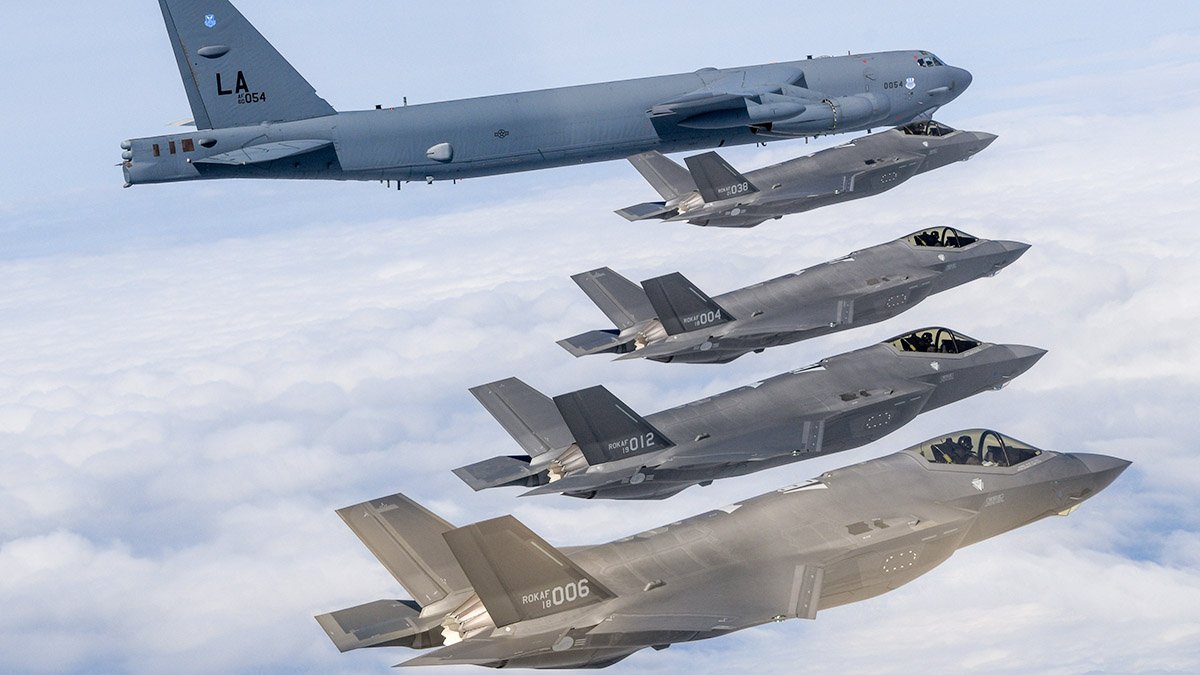 지난 14일 한미 공군이 한반도 상공에서 우리측 F-35A 전투기와 미측 B-52H 전략폭격기, F-16 전투기가 참여한 가운데 연합공중훈련을 실시하고 있다. 사진 국방부