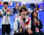 차준환(왼쪽 셋째) 등 한국 피겨 대표팀이 동료들을 응원하고 있다. [사진 국제빙상경기연맹]