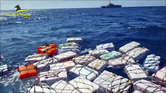 시칠리아섬 앞바다 둥둥 뜬 꾸러미…6000억 상당 코카인이었다