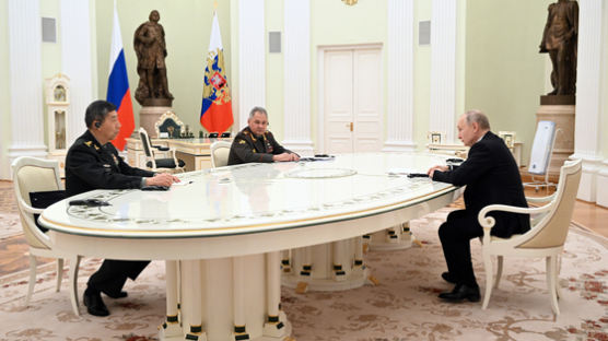 5m 탁자 배치까지 바꿨다…中국방 만난 푸틴 "군사 협력 강조"