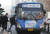 지난달 1일 서울 종로구 한 버스정류장에서 현금 없는 버스 안내 현수막이 붙은 버스가 운행되고 있다. 뉴스1