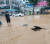 지난해 폭우 때 인천 미추홀구 제일시장 주변 도로가 물에 잠겼다. [중앙포토]