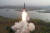 북한이 지난 13일 김정은 국무위원장의 지도 하에 고체연료를 사용한 새로운 대륙간탄도미사일(ICBM) '화성포-18'을 발사하는 모습. 노동신문, 뉴스1