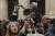 에마뉘엘 마크롱 대통령의 대국민 연설이 방송되는 17일(현지시간) 파리에서 시민들이 냄비 등을 들고 나와 연금개혁을 반대하는 시위를 벌이고 있다. AP=연합뉴스